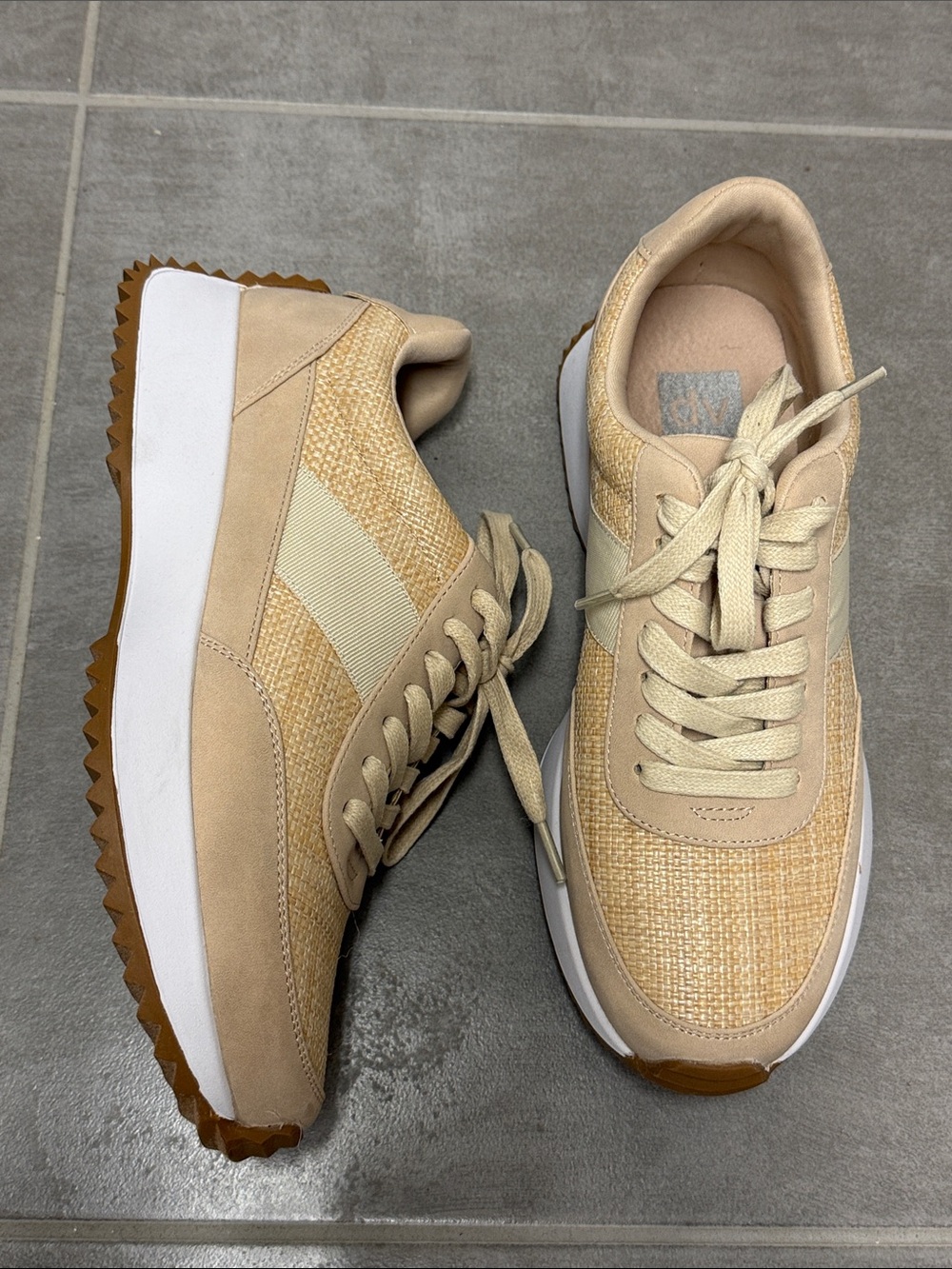DV by Dolce Vita Breela Retro Platform Sneakers Cream Tan Like New Size 9